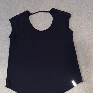 Black shirt sleeve workout top